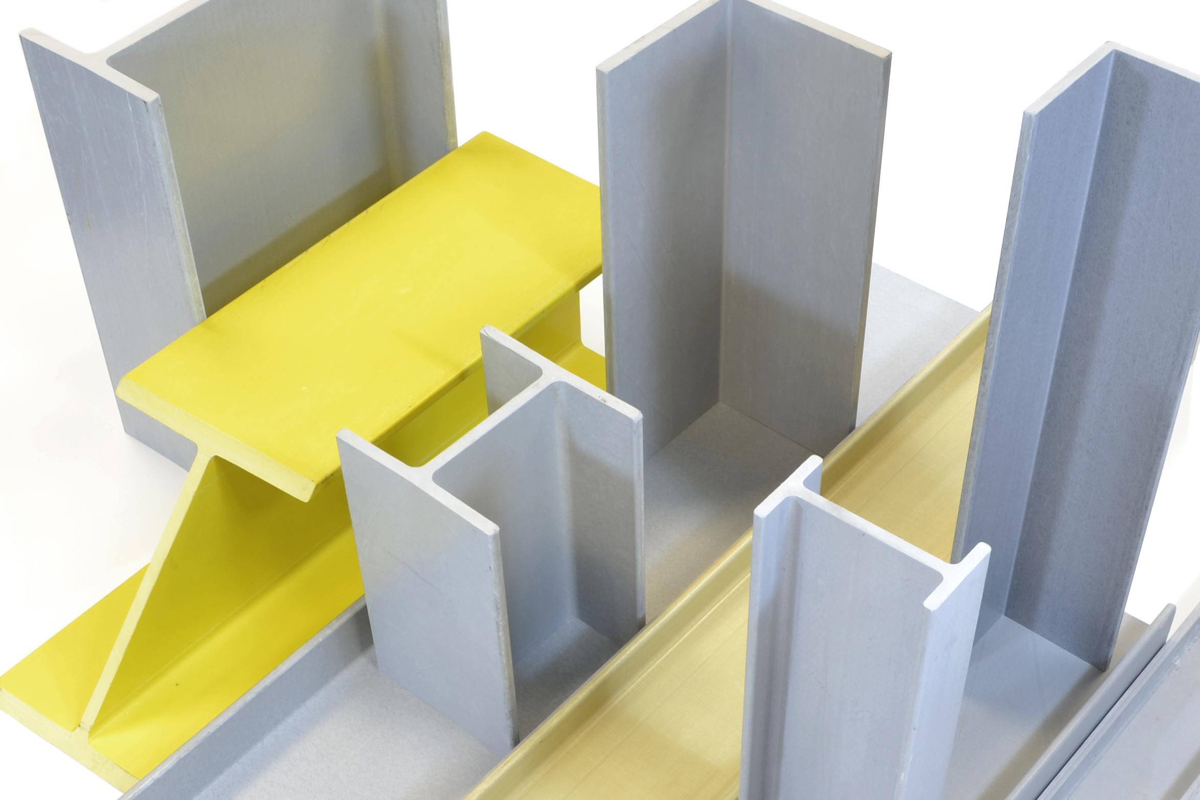 Profilés de structures composite T et H plusieurs profilés de structure composite T, H ou d'angle pultrudés. profilés jaunes et gris verticale et horizontale
