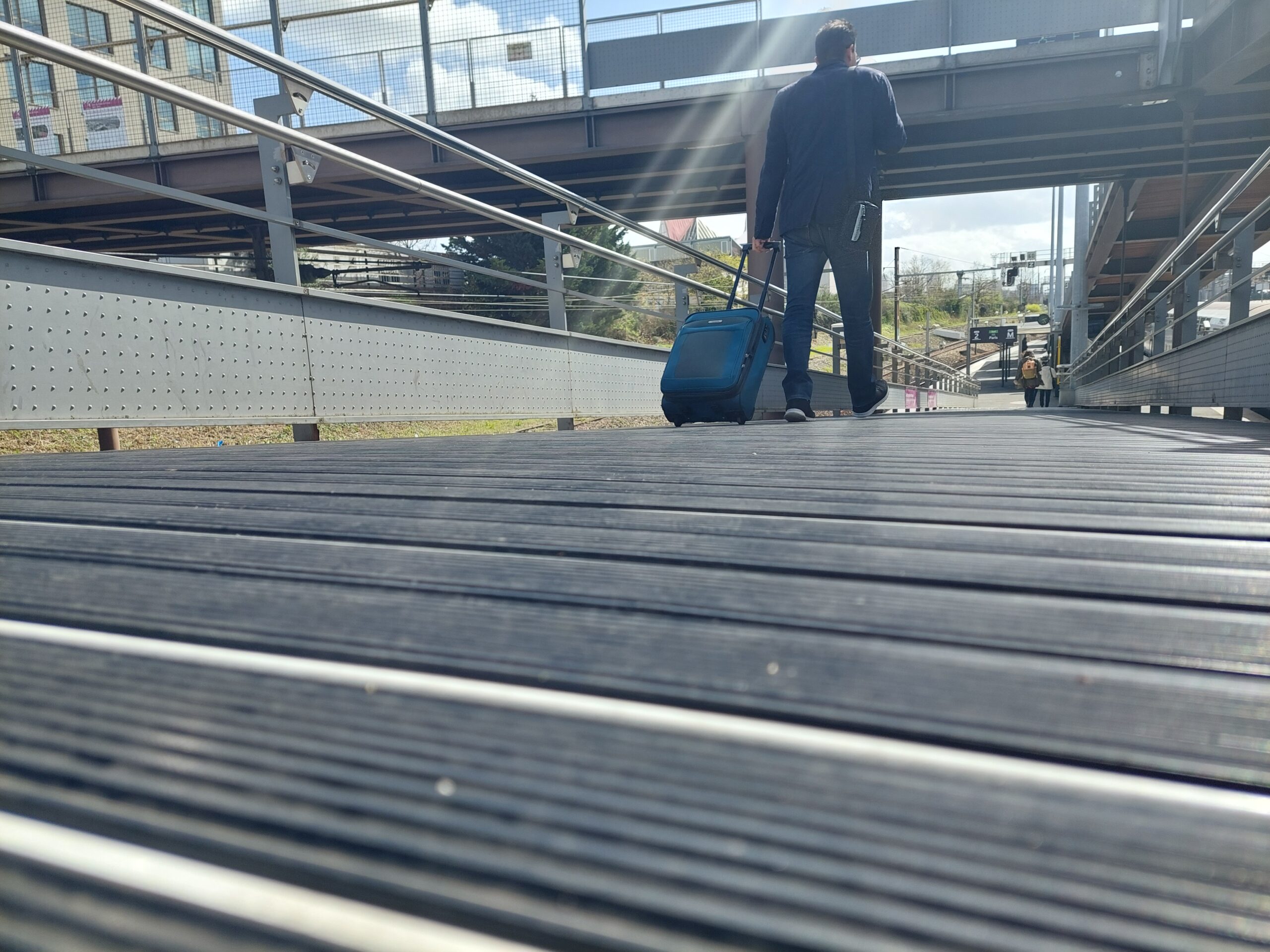 revêtement RUBBY by BORFLEX dans une gare  piéton marchand dessus avec une valise