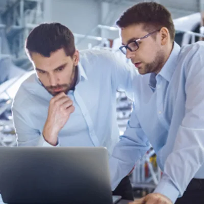 390 collaborateurs
